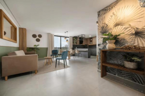 Poblado Apt with King bed and Free parking 216